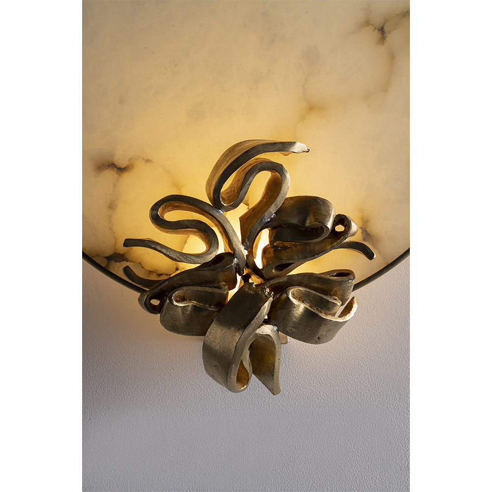 Applique in ottone e fusioni di bronzo con alabastro.

